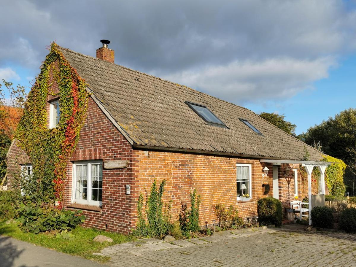 Ferienglueck An Der Nordsee Buche Deine Erdgeschoss-Ferienwohnung Mit Kamin Terrasse Und Eingezaeuntem Garten Fuer Unvergessliche Auszeiten Altfunnixsiel 外观 照片